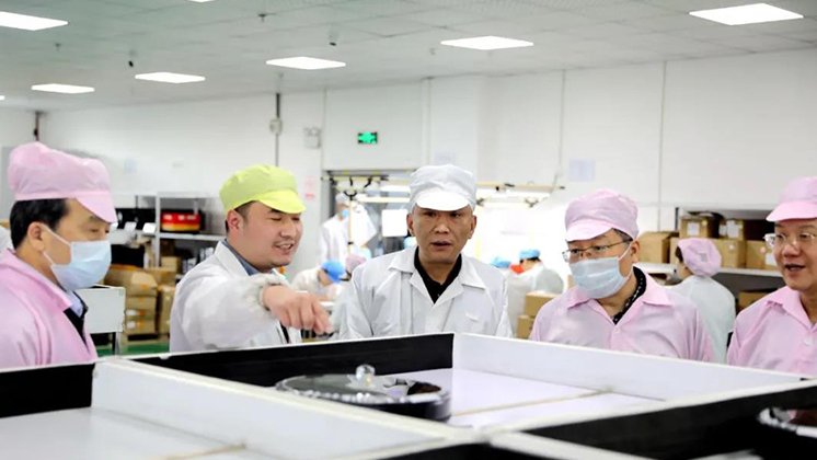 省人大常委會委員、省人大財(cái)政經(jīng)濟(jì)委員會主任委員張亦賢一行調(diào)研炬神電子